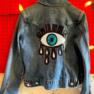 Lovely jean jacket, upcycled by @6mijoshandmedowns (Instagram profile).